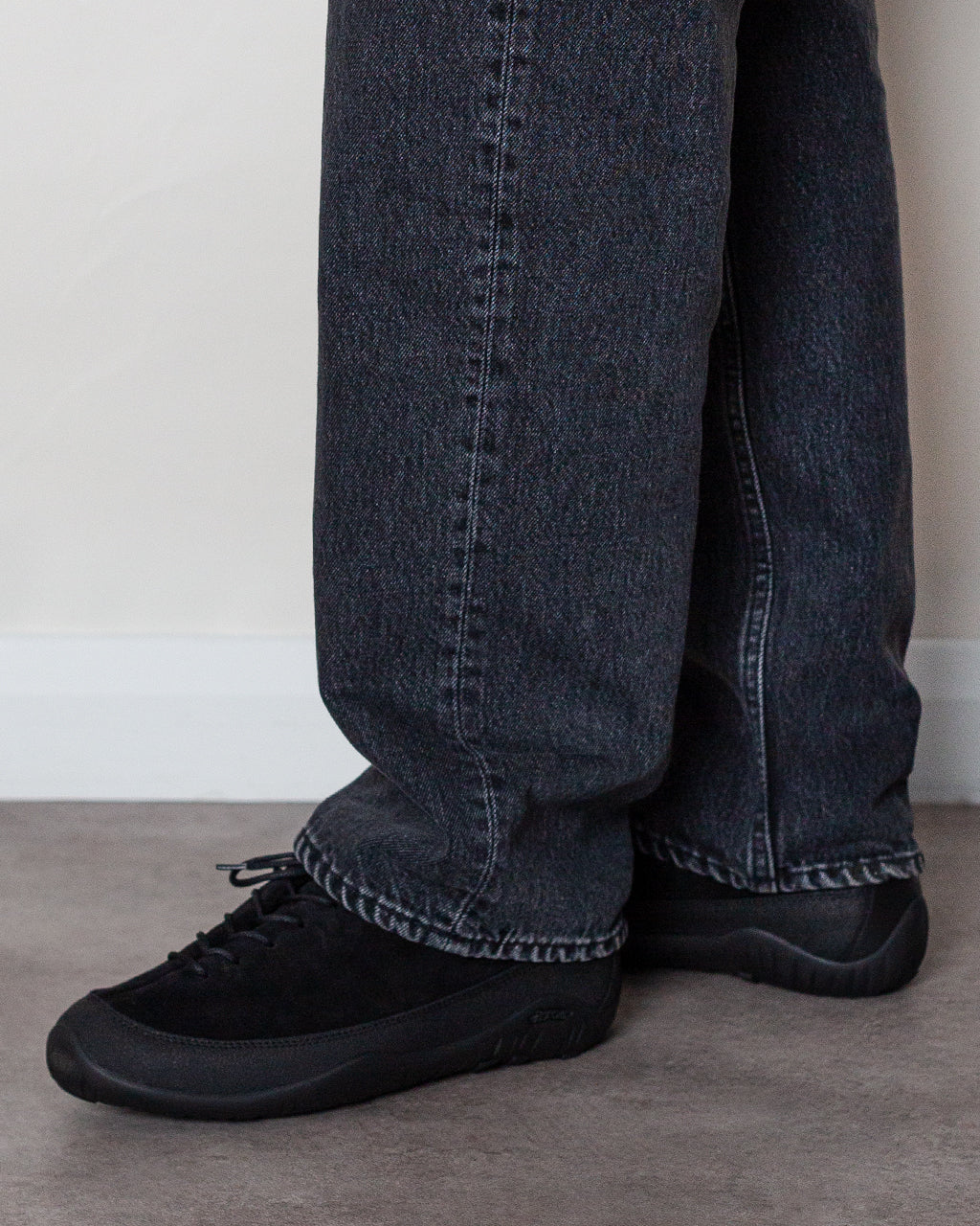 Wanderer - Black Suede